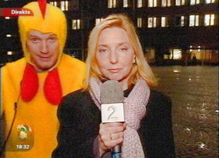 Kyllingstuntet: B�rd Tufte Johansen illustrerer medias ambivalente forhold til Jagland. Her bak TV 2s Elin S�rsdal.