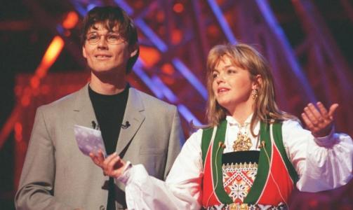 I 1996: Sist gang Norge avholdt finalen i Melodi Grand Prix, var det Morten Harket og Ingvild Bryn som ledet showet. Foto: Scanpix