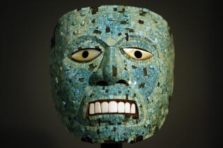 BYGGET AVANSERTE SIVILISASJONER: Denne masken representerer antakelig Tonatiuh, solguden til aztekerne. Analysen av det arkeologiske og etnohistoriske materialet viser at omr�det var preget av jevn kulturell vekst inntil spanjolenes erobring. Det finnes tydelige tegn p� landsbybebyggelse og maisjordbruk i Mexicodalen et par tusen �r f.Kr. Foto: AP /Lefteris Pitarakis