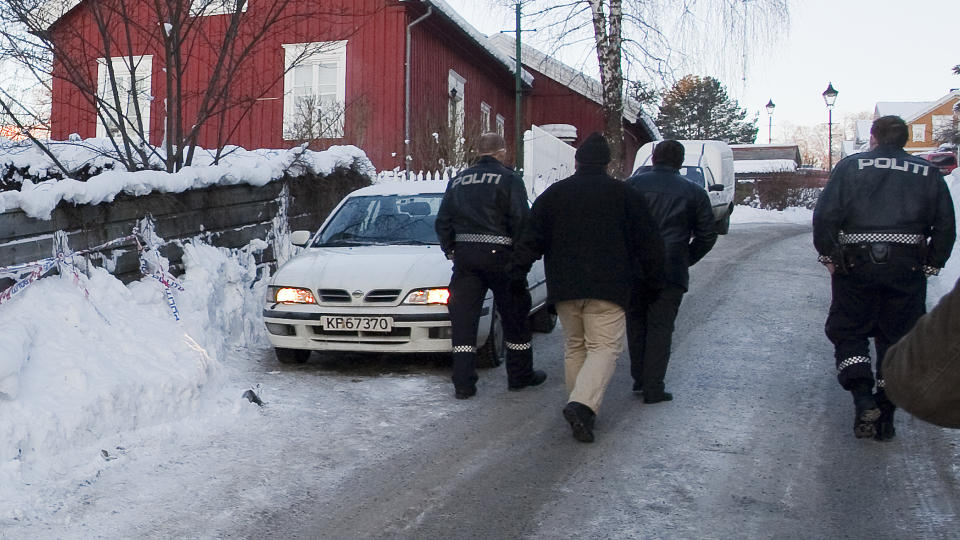 DREPT: Her ledes broren til den siktede 38-�ringen bort fra draps�stedet. En trebarnsmor (33) ble drept med kniv i natt, og hennes fraseparerte mann er siktet for drapet. Foto: Torbj�rn Berg