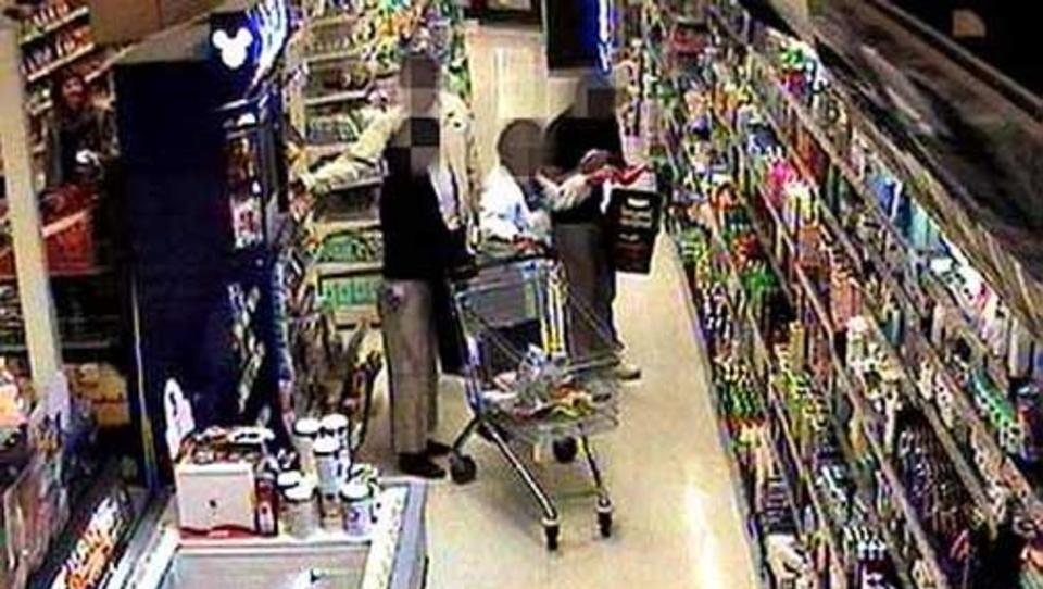 VANSKELIG � OPPKLARE: Ofrene vet ikke n�r eller hvor det skjedde. Da har politiet lite � g� etter n�r de skal fors�ke � oppklare vinningskriminalitet. Politiet mener de �steuropeiske tyveribandene er mye av grunnen til den, if�lge dem selv, alt for lave oppklaringsprosenten n�r det kommer til vinningskriminialitet i Norge. Her fra Romerike. Den ene personen avleder den eldre kvinnen, mens kvinnen bak snapper lommeboka hennes.