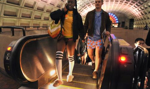 MED T�FLER:  En av deltakerne i Washington if�rt knestr�mper og hvite t�fler. Foto: STELLA PICTURES