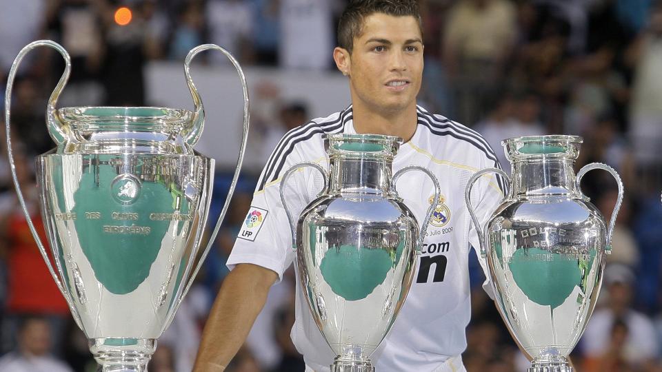 VERDENS DYRESTE: Manchester United fikk 80 millioner pund av Real Madrid for Cristiano Ronaldo. Det ga overskudd i klubbkassa. Foto: AP/Victor R. Caivano