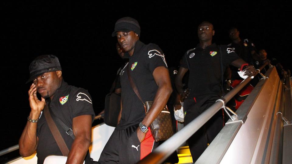 HJEM TIL LANDESORG: Togo har erkl�rt tre dagers landesorg fra og med i dag. Her lander spillerne i hovedstaden Lome seint i g�r kveld. Det afrikanske fotballforbundet hevder imidlertid at de ikke har f�tt offisiell beskjed om Togo m�ter til kamp mot Ghana i kveld eller ikke. Foto: EPA/Scanpix