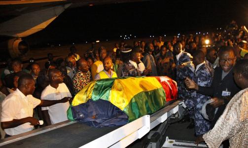 KISTE: En kiste med en av de omkomne etter maskingev�r-angrepet blir fraktet ut av flyet etter ankomst Lome seint i g�r kveld. Foto: EPA/Scanpix