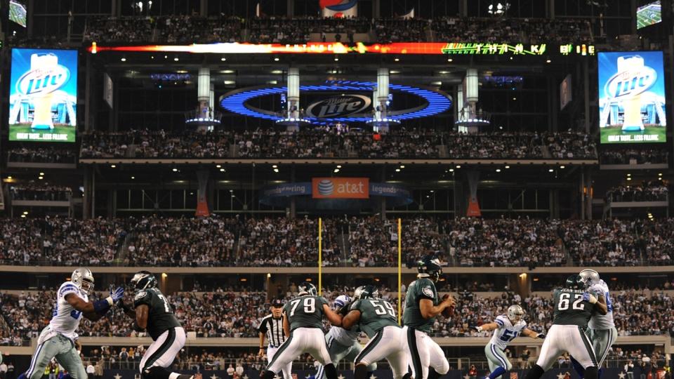 SKENESKIFTE: Vanligvis smeller det i fotballspillernes beskyttelsesutstyr p� Cowboys Stadium, men i mars er det nevene til Manny Pacquiao som skal lage lyd i Dallas.Foto: SCANPIX/Ronald Martinez/Getty Images/AFP