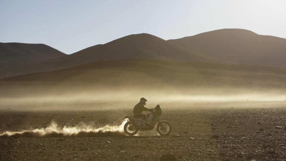ANDREPLASS: P�l Anders Ullev�lseter klamrer seg til andreplassen i Rally Dakar etter fjerdeplass p� dagens etappe.Foto: SCANPIX/AP/Natacha Pisarenko