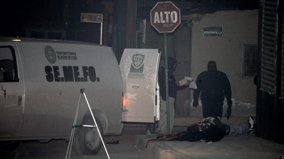 17 DRAP: 9. januar ble 17 personer drept i grensebyen Ciudad Juarez, if�lge nyhetsbyr�et EPA. Her unders�ker er �stedsgranskerne en av sakene. Foto: EPA/Luis Hinojos/Scanpix