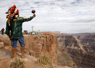 GRAND CANYON: Skywalk heter glassbrua som hulapai-indianerne har bygget rett ut i Grand Canyon West, en av de mindre bes&oslash;kte stedene i Grand Canyon.

Foto: AP