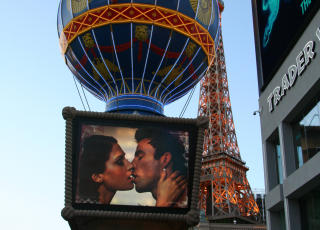 LAS VEGAS: Glitter, glamour, d&oslash;gn&aring;pne casinoer og kopi av Eiffelt&aring;rnet p&aring; the Strip. 

Foto: Kirsten M. Buzzi