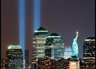 NEW YORK: Manhattan Skyline og Frihetsstatuen lyser opp natta i byen som alle vil bes&oslash;ke. Hit kommer 40 millioner turister i &aring;ret.

Foto: &Oslash;rjan Ellingv&aring;g

