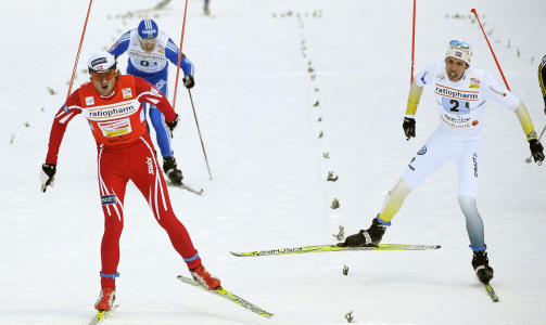 SER IKKE BEHOVET: Marcus Hellner (t.h.) mener idrettspsykologer f�rst er n�dvendig n�r man har et problem. P� bildet heter problemet hans som s� mange ganger f�r Petter Northug. - Hellner sl�r meg aldri i en spurt, har Petter uttalt. Foto:  AFP PHOTO / Anders Wiklund