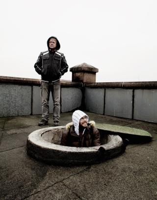 Regn og pisk: Professor Espen Schaanning p� vei opp luka i fengselets t�rn, mener vi heller b�r piske de
kriminelle. Knut-Erik R�nningen forst�r hva han mener.