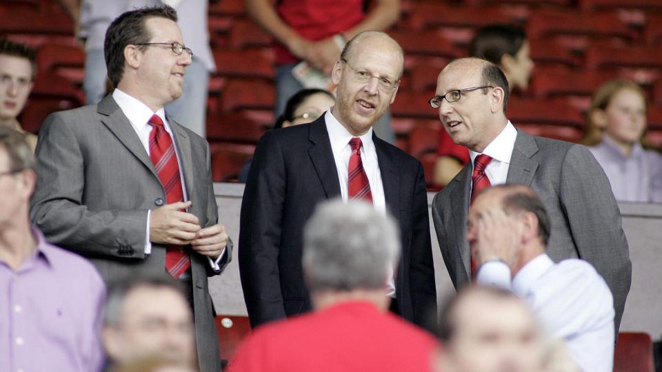 KJ�PTE UNITED MED L�NTE PENGER: Glazer-familien, her ved s�nnene Joel (fra venstre), Avi og Bryan, pr�ver i disse dager � gj�r eom bankl�n til obligasjoner, renteb�rende gjeldsbrev. Foto: EPA/SIMON BELLIS