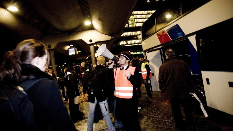 KAOS: Tusenvis av passasjerer har v�rt rammet av togkaos de siste ukene. Her f�rte en str�mstans til togstopp p� Oslo S. FOTO: SVEINUNG UDDU YSTAD/Dagbladet