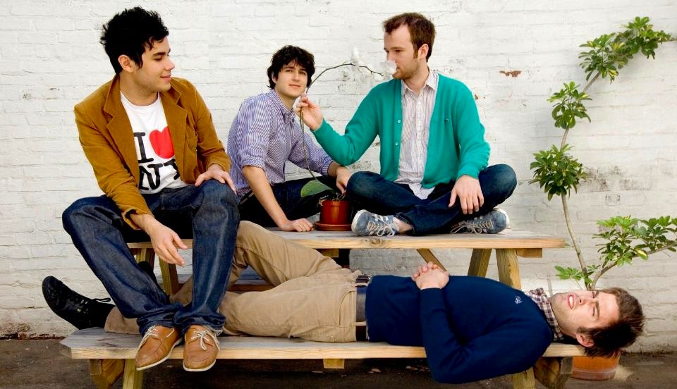 SKILLER SEG UT: Det skal ikke s� mye til � skille seg ut fra den gemene indiebrillehop, men Vampire Weekend fortsetter ubesv�ret � utfordre de musikalske hipsterrockkonvensjonene p� sitt andre album. 
Foto: XL/Playground