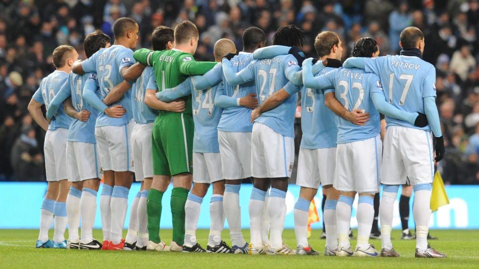 ETT MINUTTS STILLHET FOR TOGO: Emmanuel Adebayors klubb Manchester City markerte tragdien i Angola f�r avspark mot Blackburn i g�r kveld. Foto: EPA/NICK WILKINSON