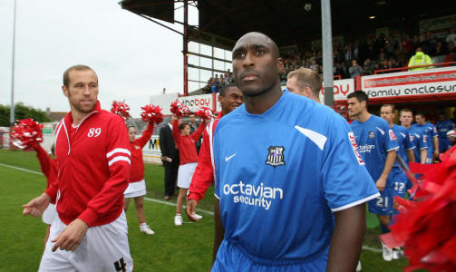 CAMPBELLS F�RSTE OG ENESTE KAMP: Her entrer Sol Campbell banen for Notts County for aller f�rste gang, til kampen mot Morecambe. F� dager seinere kom han til enighet med klubben om � oppheve kontrakten - 29 dager etter at han kom. Foto: AP Photo/PA