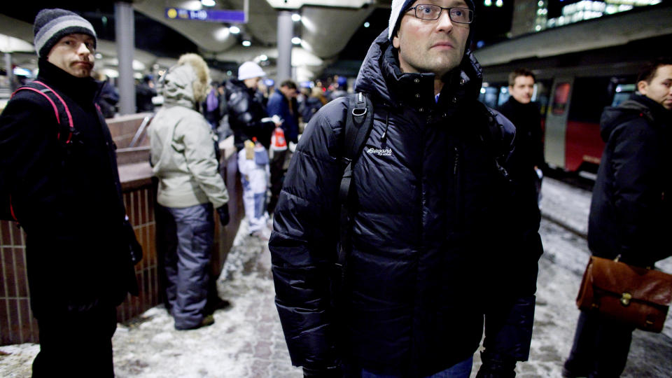 SINT: Pendler Ole Kristian Sverre, var rasende da han nok en gang ble sv�rt forsinket i g�r. Hans tog fra Oslo til Son, var nesten 50 minutter forsinket - som det ogs� var hele forrige uke og i g�r. Foto: Espen R�st / Dagbladet