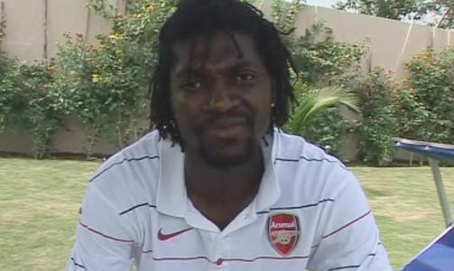 R�MTE FRA KL�RNE: Togo-kaptein Emmanuel Adebayor etterlot all bagasjen sin p� bussen da laget slapp ut etter skytedramaet sist fredag. Arsenal-tr�ya han hadde p� seg under et intervju denne uka hadde han f�tt l�ne av broren. Foto: AP/Scanpix