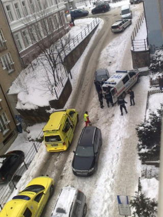 OMKOM: Den 63 �r gamle D�ndu Tulum d�de i en leilighet p� T�yen i Oslo.  Ambulansetjenesten valgte � sende politiet f�rst. Flere av familiemedlemmene til den avd�de ble lagt i jern utenfor huset.    Foto: Siril K. Herseth / Dagbladet
