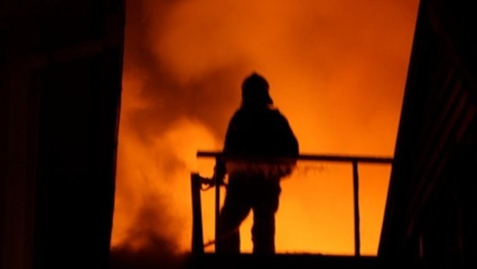 STORBRANN I STAVANGER: Det er uklart om det befinner seg personer i husene. Foto: Frode Evje
