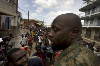 BA OM HJELP: Haiti-f�dte Wyclef Jean gikk i g�r ut og ba verdenssamfunnet om � handle. Her er han avbildet i landet etter en flom i 2008. Foto: AP Photo/Ramon Espinosa/Scanpix