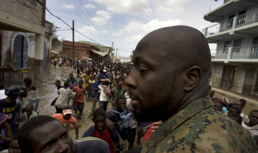 - KATASTROFE AV UANTE PROPORSJONER: Haiti-f�dte artist Wyclef Jean sier det internasjonale samfunnet m� reagere umiddelbart for � bist� den lutfattige �ynasjonen som opplever en av sine verste katastrofer noensinne. Her er Jean avbildet etter en flom i landet i 2008. Foto: AP Photo/Ramon Espinosa/Scanpix