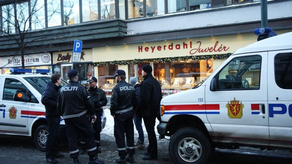 TRE GJERNINGSMENN: Denne gullsmedbutikken ble i l�pet av morgentimene i dag. Tre personer fikk med seg verdier for et ukjent bel�p etter � ha truet betjeningen med pistol.   Foto: SVEIN GUSTAV WILHELMSEN
