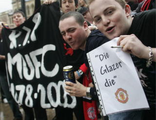 STERKE F�LELSER: En talsmann for en United-supportergruppe mener det blir feiring i Manchester den dagen Glazer forsvinner. Her under en demonstrasjon etter overtakelsen. Foto: EUTERS/Darren Staples