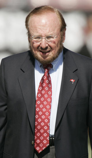 KAN TA UT OVERSKUDD: Malcolm Glazer og hans familie kan ta ut mer ubytte fra United-overskudddet n�r bankgjelden gj�res om til obligasjoner. Foto: Eliot J. Schechter/Getty Images/AFP)