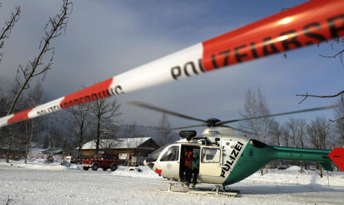 BLE HENTET NED: 43 personer satt fast fordelt p� 30 gondoler. Etter tre timer var alle tilbake p� bakken igjen. Foto: AFP PHOTO/SCANPIX