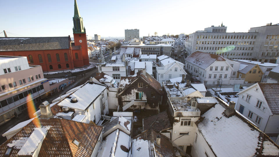 MANGLER RIKTIGE BILER OG UTSTYR: Flere smug i Stavanger er s� trange, at brannvesenet verken kommer fram med utrykningsfart�y eller f�r slukningsmannskapene h�yt nok opp. Situasjonen er ikke tilfredstillende, erkjenner brannvesenet overfor Dagbladet. Her �deleggelsene etter nattens brann i Stavanger sentrum, hvor brannvesenet hadde god tilgang. Foto: Alf Ove Hansen