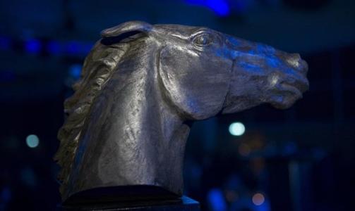 TIL UTDELING: Hestesporten vil hedre ut�vere, som vil motta en pris under arrangementet Hestegalla 2010 i januar. Prisen er en miniutgave av denne skupturen som st�r ved Norsk Hestesenter p� Starum og som er signert kunstneren Angelina Engelsen.Foto: Hestegalla.no