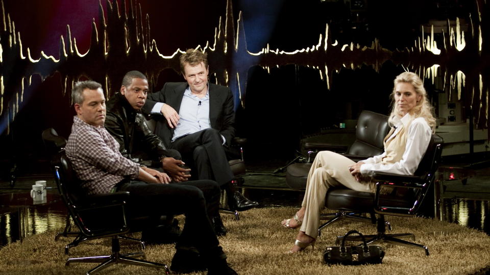 KONTROVERSIELL: Luksusfrua Anna Anka sjokkerte rapartisten Jay-Z med sine uttalelser om sexlivet sitt. Her sammen med den svenske komikeren og artisten Henrik Schyffert og programleder Fredrik Skavlan. Foto: Oskar Kullander