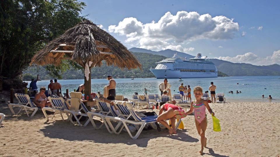 UBER�RT Labadee p� Haiti er Royal Caribbean Cruiselines private anlegg. De f�rste unders�kelser viser at det ikke ble gjort noen matrielle skader i det kraftige skjelvet. Freedom of the Seas hadde sl�yfet anl�pet p� grunn av h�y sj�. P� dette arkivbildet er det Voyager of the Seas som er oppankret. Foto: Eivind Pedersen