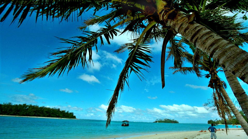RAROTONGA: Stort lenger bort fra Norge kommer du ikke. En av Cook �yene i Stillehavet, like ved datolinjen. Foto Ole C. H. Thomassen