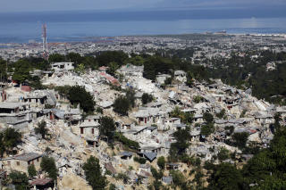 KNUST: Store deler av hovedstaden Port-au-Prince, hvor det bor to millioner mennesker, er lagt i grus. Vitner sier de h�rer skrik om hjelp fra ruinene. Foto: REUTERS/Eduardo Munoz/Scanpix