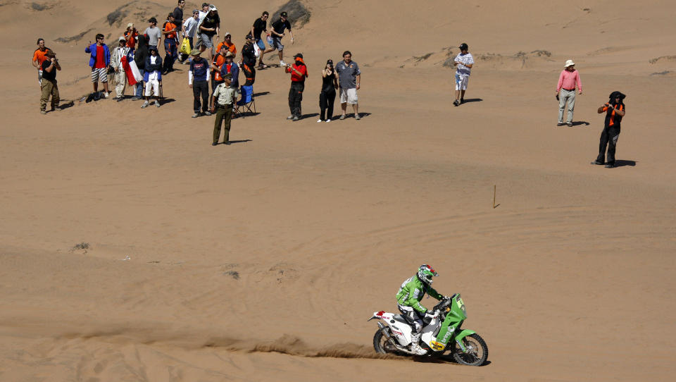 BEFESTER ANDREPLASSEN: P�l Anders Ullev�lseter stolte p� eget hode i Dakar-rallyet onsdag, og det betalte seg. Foto:  REUTERS/Jacky Naegelen