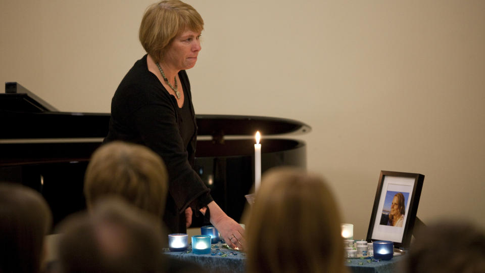 TENTE LYS FOR DATTERA: Sidsel Sandtr�en tenkte lys for sin knivdrepte datter. Foto: Ole Morten Melg�rd