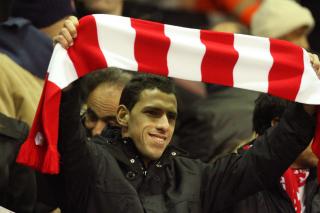 TR�STEN: F�r kampen signerte Maxi Rodriguez for Liverpool. Men argentineren fikk se sine nye lagkamerater g� p� en ny smell fra tribuneplass. Foto: EPA/LINDSEY PARNABY