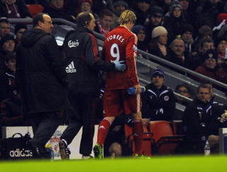 UT ETTER EN HALVTIME: Men det skal ikke ha v�rt de sedvanlige lyskeproblemene som plaget Fernando Torres. Foto: AFP PHOTO/PAUL ELLIS