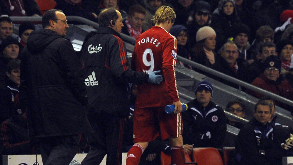 M� OPERERE: Fernando Torres gikk av banen i f�rsteomgang mot Reading. N� er det rundt seks uker til spanjolen blir spilleklar igjen. Foto: Paul Ellis / AFP.