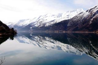 IDYLL: S�rfjorden i Hardanger. S�rfjorden, som er en arm av Hardangerfjorden, ligger her speilblank og stille. Sn�dekte fjell speiler seg i fjorden. Hardanger-idyllen kan bli brutt av en kraftlinje. Foto: H�kon Mosvold Larsen / SCANPIX