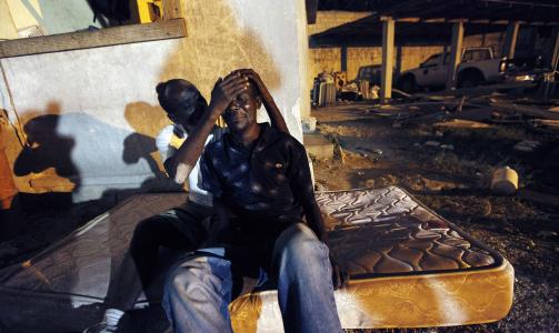 MISTET KJ�RE: Gunsly Milsoit (t.v.) tar h�nd om svogeren Leo Pierre, etter at de mistet henholdsvis s�steren og sin gravide kone i jordskjelvkatastrofen som rammet Port-au-Prince. Foto: AP Photo/Gerald Herbert/Scanpix