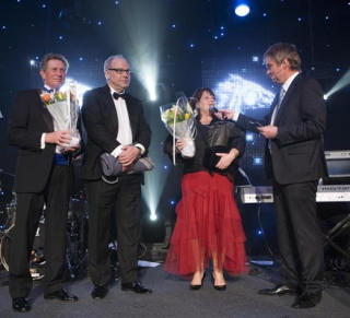 FJOR�RSVINNER: Appel au Maitre ble k�ret til �rets hest under Hestegalla 2009. Her mottar trener Wido Neuroth (f.v.) og eierne Magne og Bente Jordanger prisen p� fjor�rets galla.