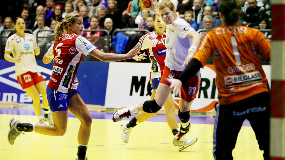 M� UNDER KNIVEN IGJEN: By�sens G�ril Snorroeggen (t.v.) i spill mot Larvik og Tonje Larsen NM-finalen i Oslo Spektrum i romjula. 
Foto: Jon-Michael Josefsen, Scanpix