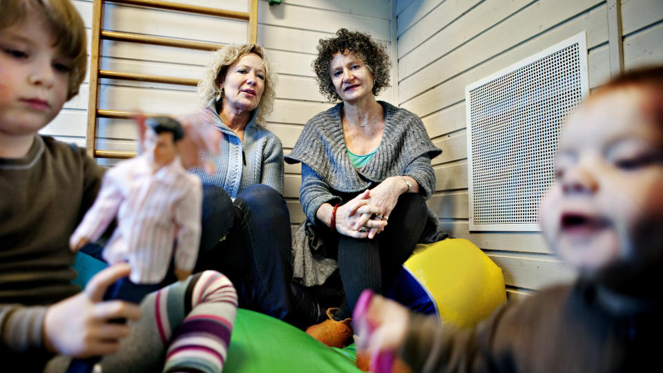 OVERGREPSFRYKT: Sexolog Margrete Wiede Aasland (bak t.v) og barnehageleder Pia Friis mener voksnes overgrepsfrykt gj�r barns naturlige, seksuelle leker til tabu. Dersom barna l�rer at det er skamfullt � utforske seksualiteten, vil de ha st�rre vansker med � si fra til en voksen om eventuelle overgrep de blir utsatt for, mener de. 
Foto: Nina Hansen / Dagbladet