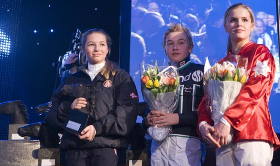 HESTESPORTENS FESTAFTEN: Unge ut�vere fra trav-, galopp- og ryttersporten deler ut blomster til vinnerne under Hestegalla 2009.