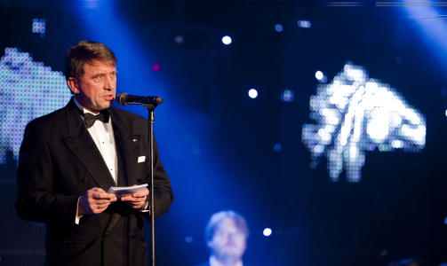 HEST I SENTRUM: Adm. dir.  Harald D�rum i Norsk Rikstoto lover at hestene skal st� i sentrum under �rets Hestegalla 23. januar. Her er han under fjor�rets evenement.